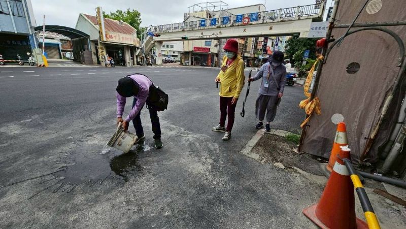 病媒蚊監測人員衛教民眾清除積水容器 病媒蚊監測人員衛教民眾清除積水容器